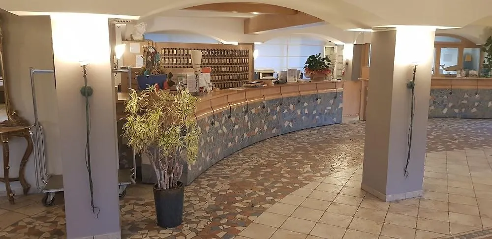 Grand Hotel Azzurra Club 丽都阿德里亚诺