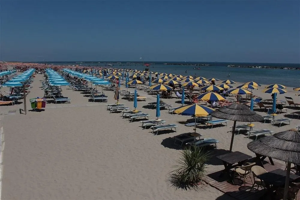 Grand Hotel Azzurra Club ليدو أدريانو 3*,  إيطاليا